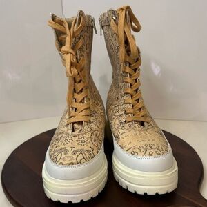 NWOT Free People “Feels Good To Be Lost” Lug Sole Hiker Boots – Size 6.5 (EU 37)